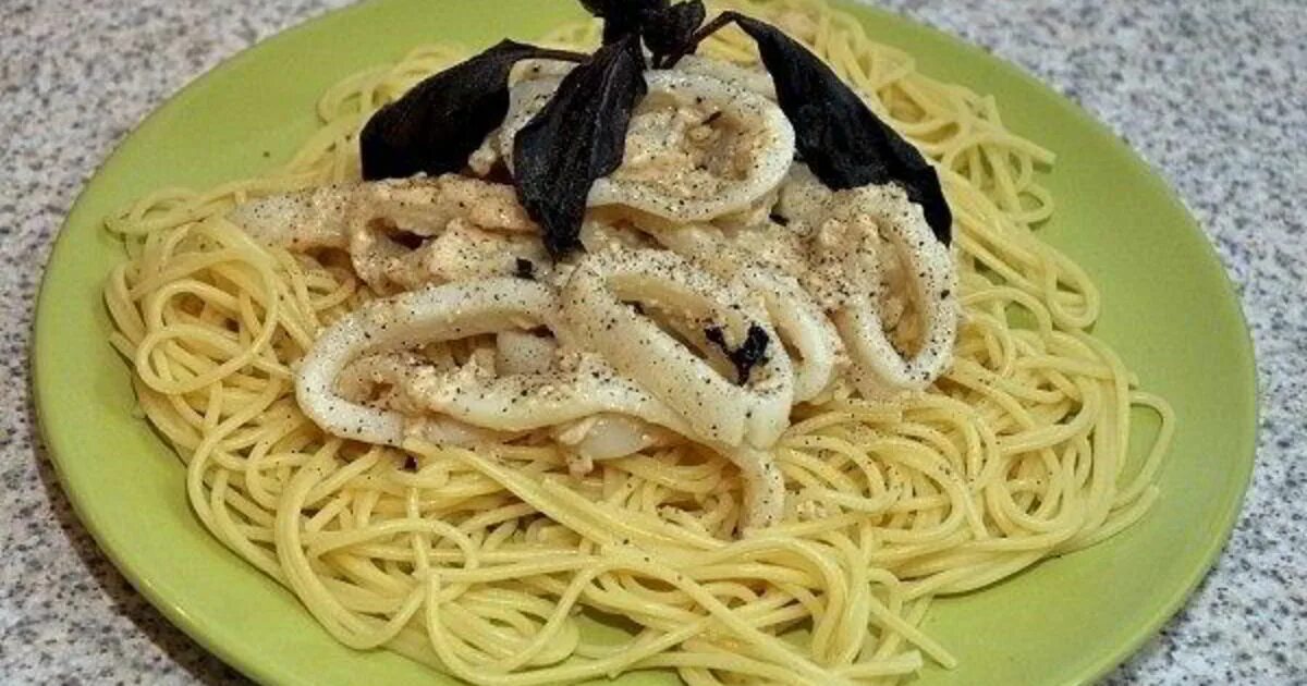 Паста с кальмарами в соусе рецепт. Паста с кальмарами. Спагетти с кальмарами. Спагетти из кальмара. Паста с кальмарами в сливочном соусе.