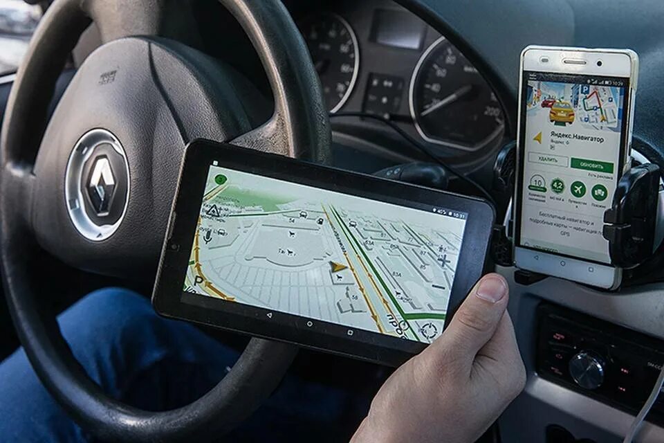 Таксист с навигатором. Навигатор работы в такси. Навигатор работы в такси. Таксист с навигатором. Приложение такси.