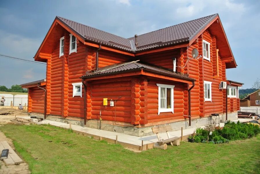 Покрасить бревна дома. Цвета домов из бревна. красный деревянный дом. фасад из бревен. бревенчатый дом с красной крышей.