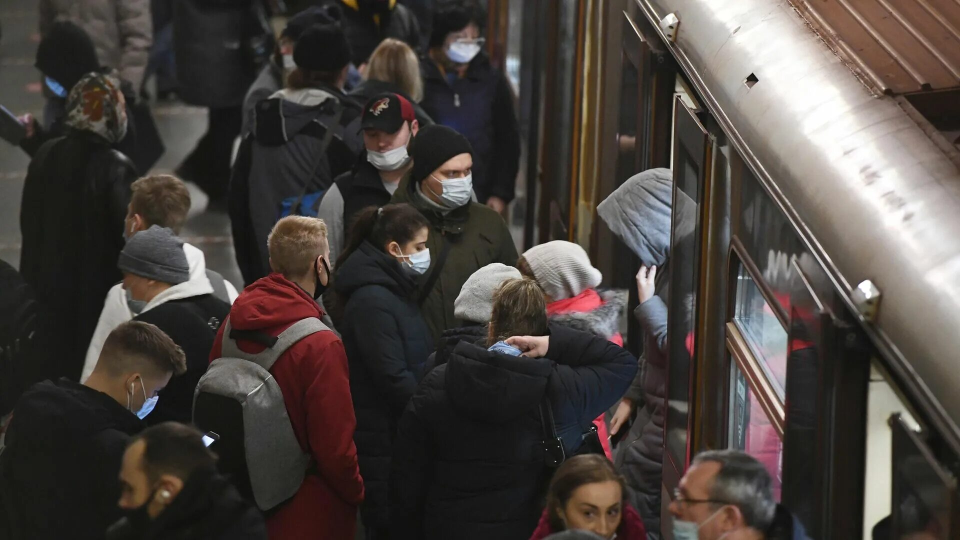 Что сегодня произошло в московском метро. Поезда на оранжевой ветке. Вагоны Московского метро оранжевая ветка. Вагоны метро на оранжевой ветке. Собянин в вагоне метро.