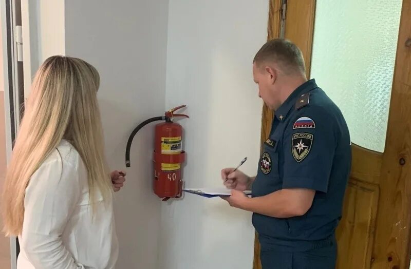 Пожарная безопасность в здании. Инспектор пожарной безопасности. Пожарный надзор. Проведена проверка на предмет. Проведена проверка на предмет.