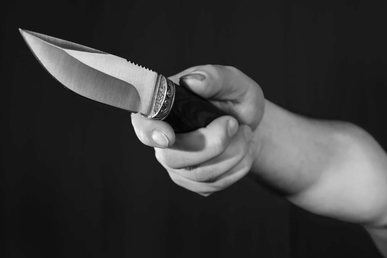 Универсальный нож для выживания. Бренд два человека ножи. Holding knife. Складные ножи. Рука держит нож.