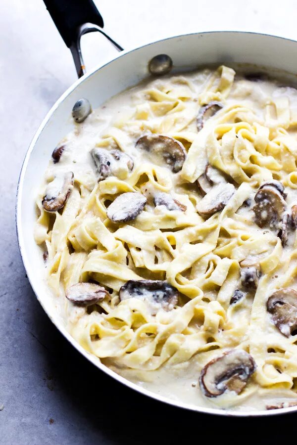 Макароны с шампиньонами в сметане. Макароны с шампиньонами. Паста с песто и шампиньонами. Паста с шампиньонами. Макароны с грибами и сметаной.