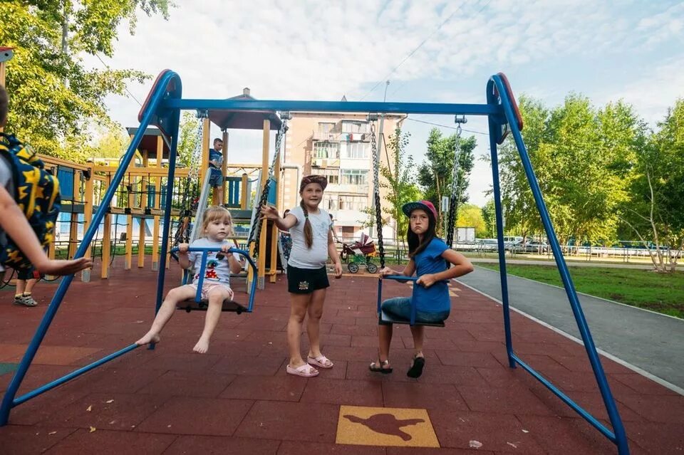 Открой со двора. Образцовый двор. Открой со двора. Шлагбаум во дворе в абашево новокузнецк. Балашиха 1830.