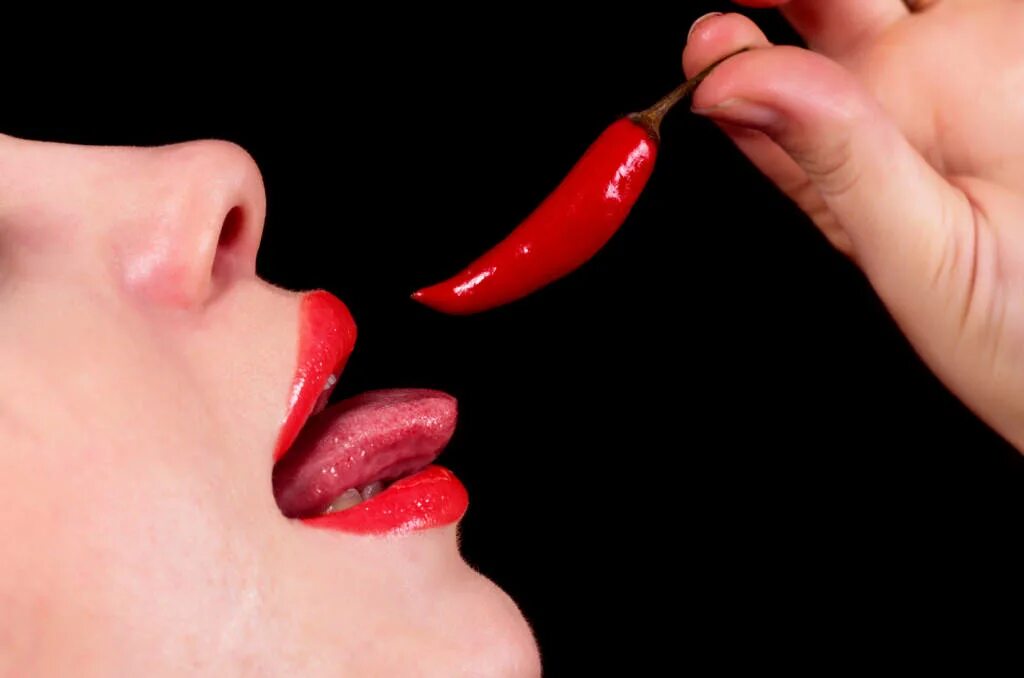 Губы перец. Веселый перец. Губы с перцем. Перец во рту. Красивые губы.