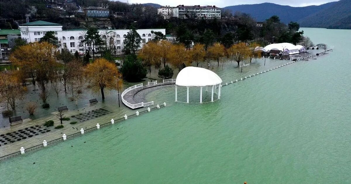 Каток в Абрау Дюрсо. Озеро Абрау в январе. Абрау Дюрсо 2023. Абрау-Дюрсо затопило 2022. Озера выходят из берегов