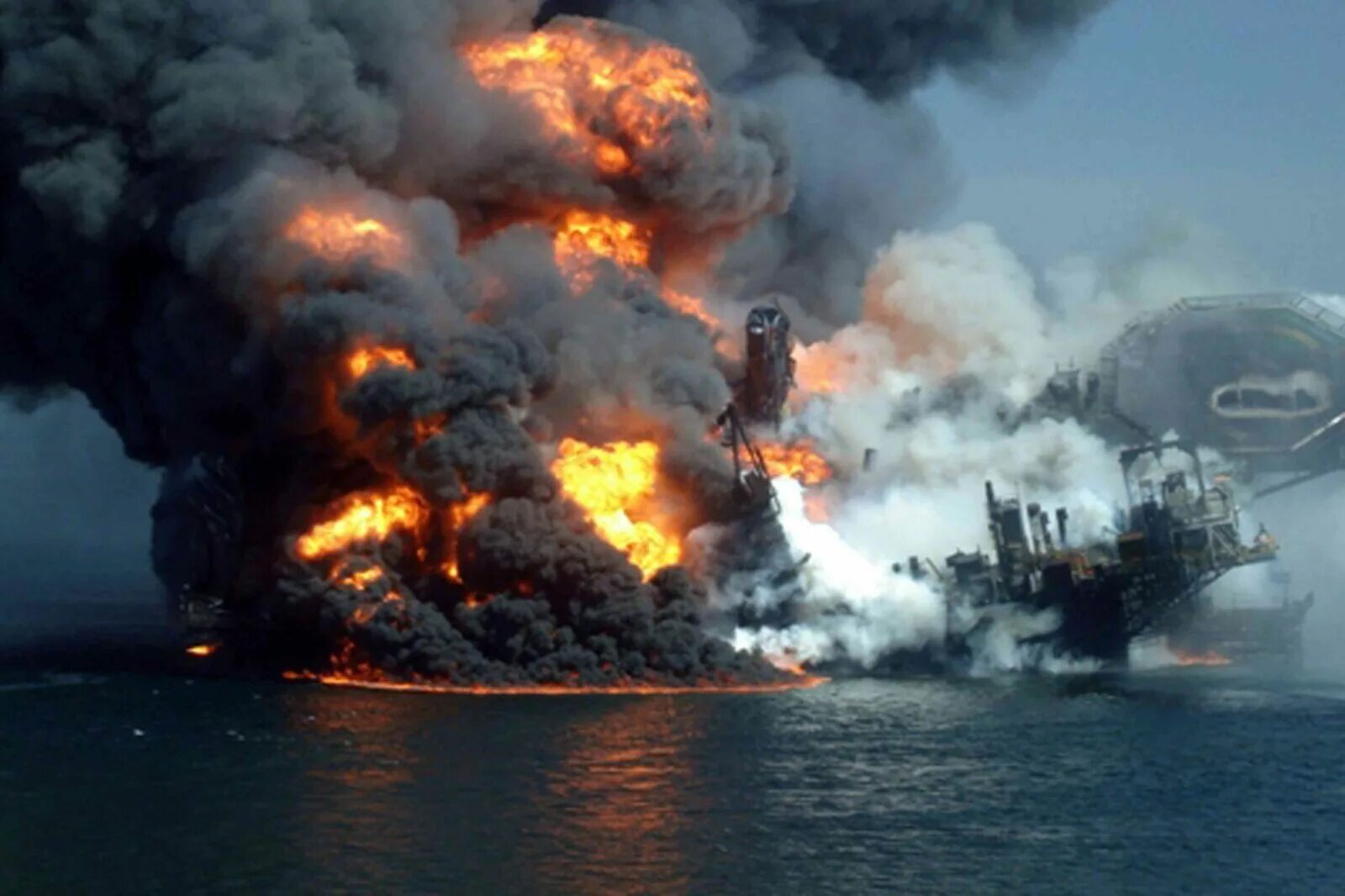30 апреля 2010. Взрыв на платформе «Пайпер Альфа». Пожар на нефтяной платформе Piper Alpha. Платформа Deepwater Horizon. Deepwater Horizon катастрофа.