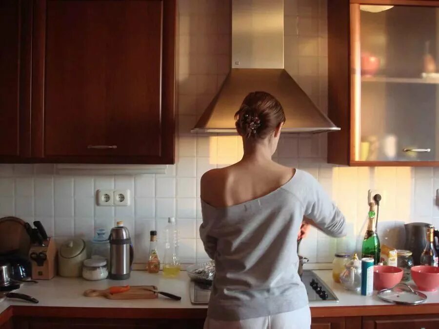 Девушка на кухне со спины. Женщина на кухне. Домашняяыотоссесия жены. Имоджен дайер. Женщины на кухне домашнее.