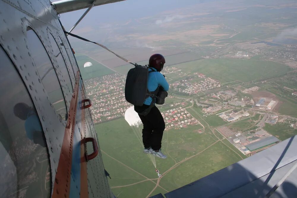С высоты 1 час. Прыжок с парашютом 800 метров. Самолёт для прыжков с парашютом. Прыжок с парашютом 700 метров. Прыжок с парашюта вид с самолета.