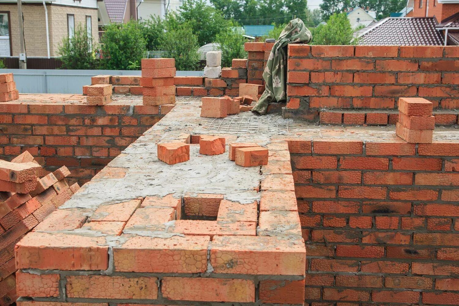 Работы по кладке кирпича. Кладка из полнотелого кирпича. кладка из кирпича. стройка из кирпича. стена из полнотелого кирпича.