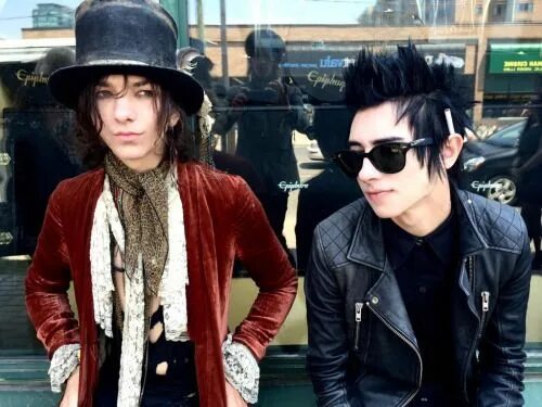 Fever dream palaye royale клип. Royale песни. Royale песни. Солист группы palaye royale. Palaye royale fever dream.