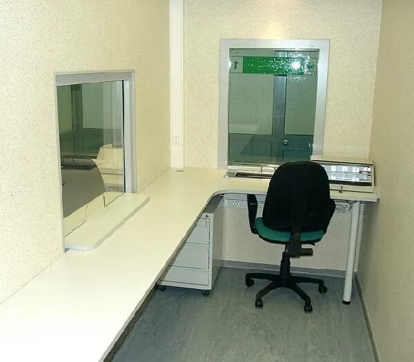 стол кассира для банка. кассовый аппарат на предприятиях. помещение кассы на предприятии. оборудование и оснащение рабочего места фармацевта. помещение кассира.