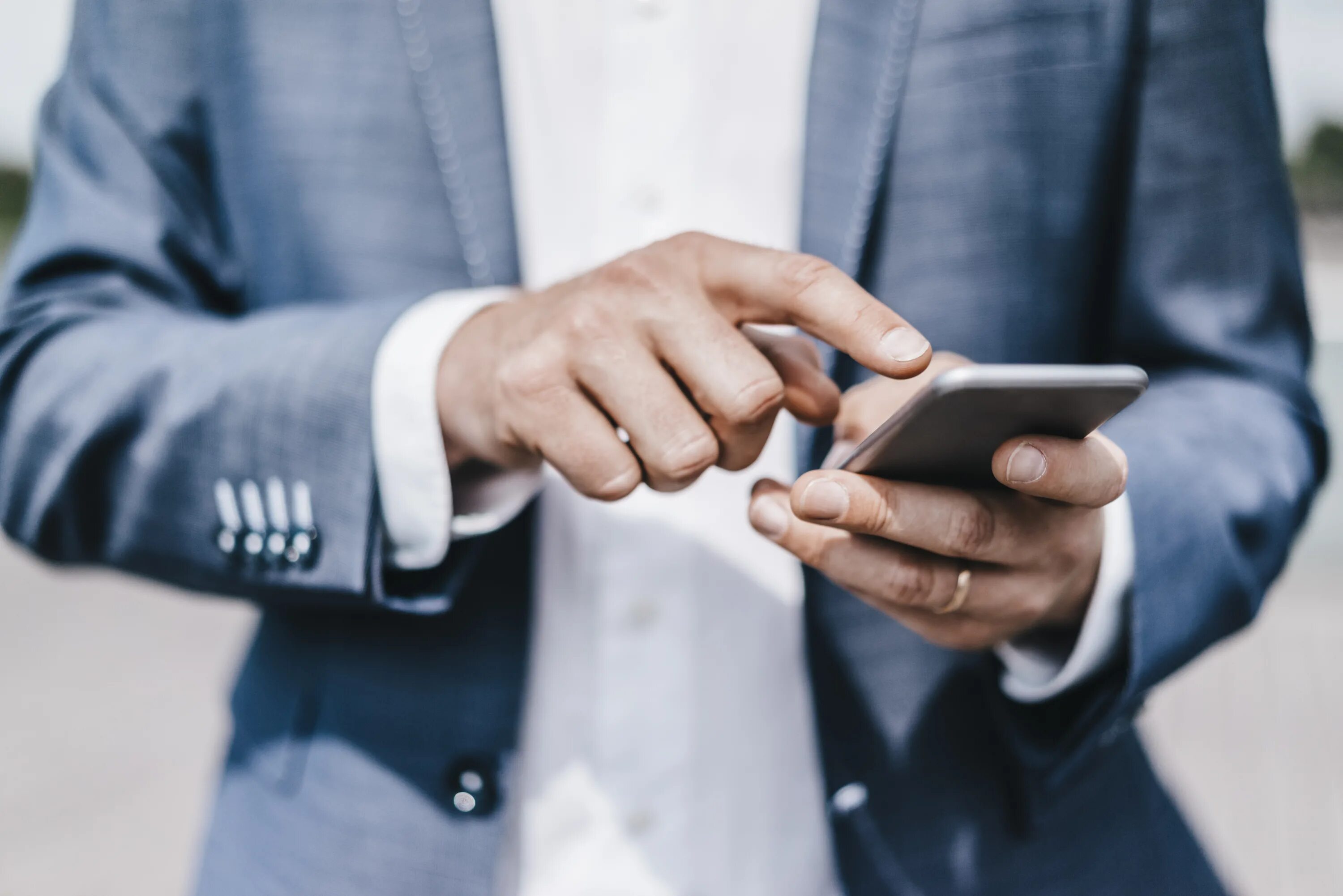 Деловая сотовая связь. Phone hand man. Hand man with Phone. Mobile Phone in hand. Деловой мобильный телефон.