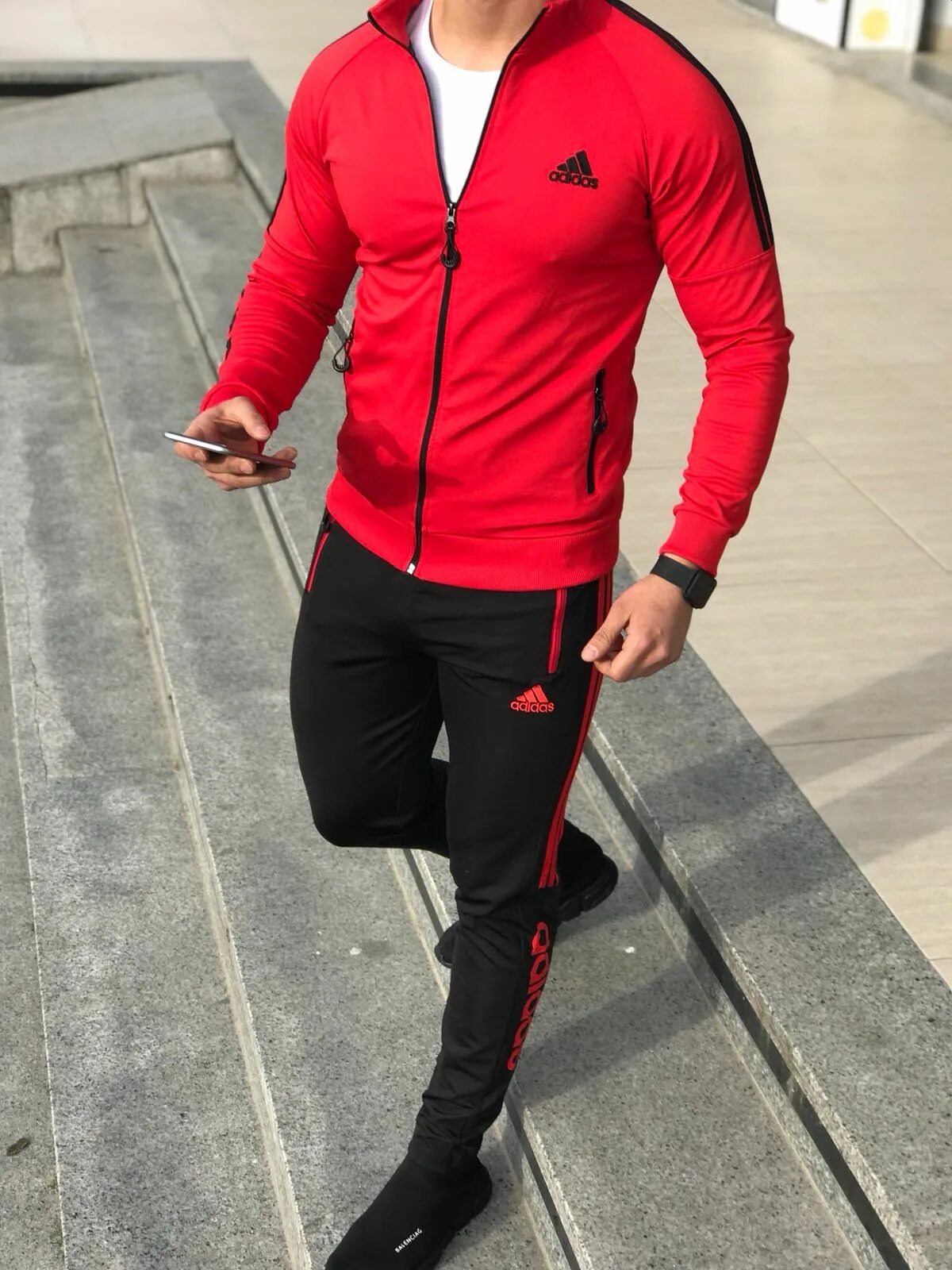 Спортивный костюм адидас мужской красный. Adidas костюм мужской 2021. Красный костюм адидас мужской. Мужской спортивный костюм adidas 2021.