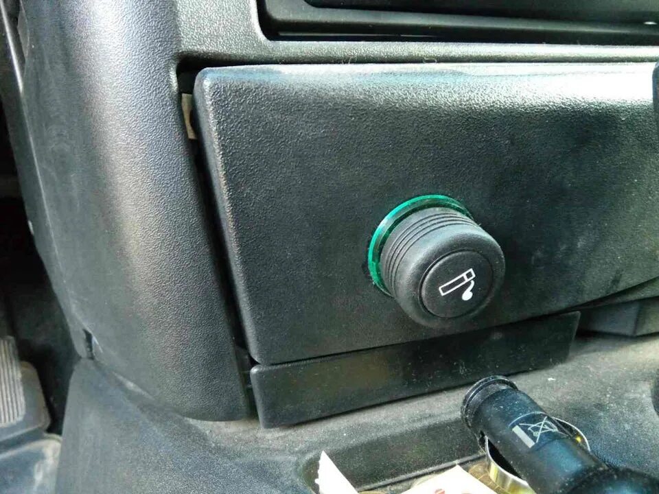 Прикуриватель тойота ист 2002. Прикуриватель лада икс рей. Предохранитель прикуривателя хендай ix35. Прикуриватель тойота ист. Бмв х1 клеммы прикуривателя.