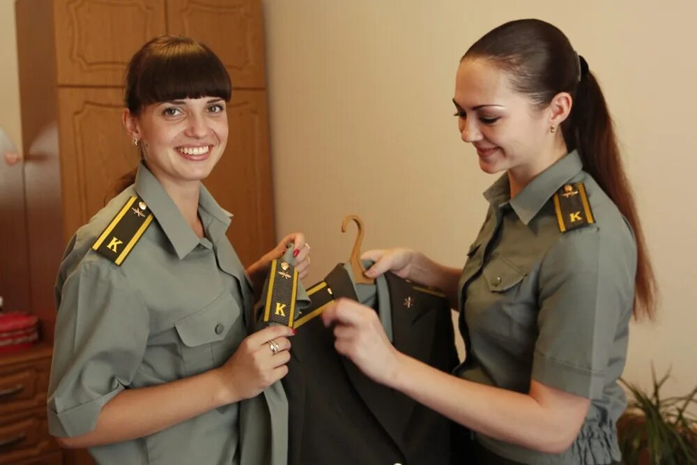 Форма комиссариата. Девушка офицер. Женщины на военной службе. Женщины военнослужащие в России. Женщины служащие в армии.
