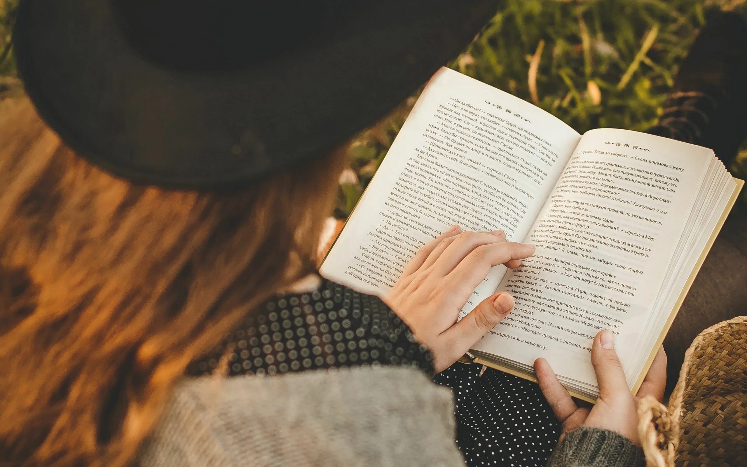 Чтение книг. Женщина читает газету. Листая женщину. Девушка с книгой. Девушка смотрит на фотографию.