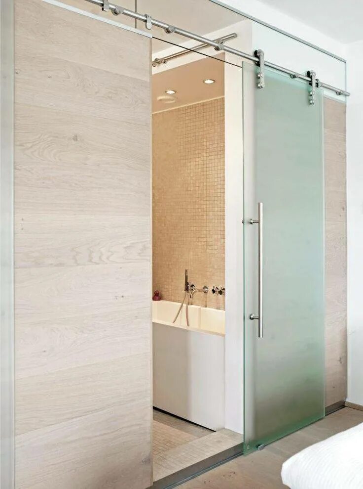 Стеклянные двери в ванну. Раздвижная дверь в ванную. Раздвижные двери в ванную комнату. Откатная дверь в ванную комнату. Раздвижные стеклянные двери в ванную.
