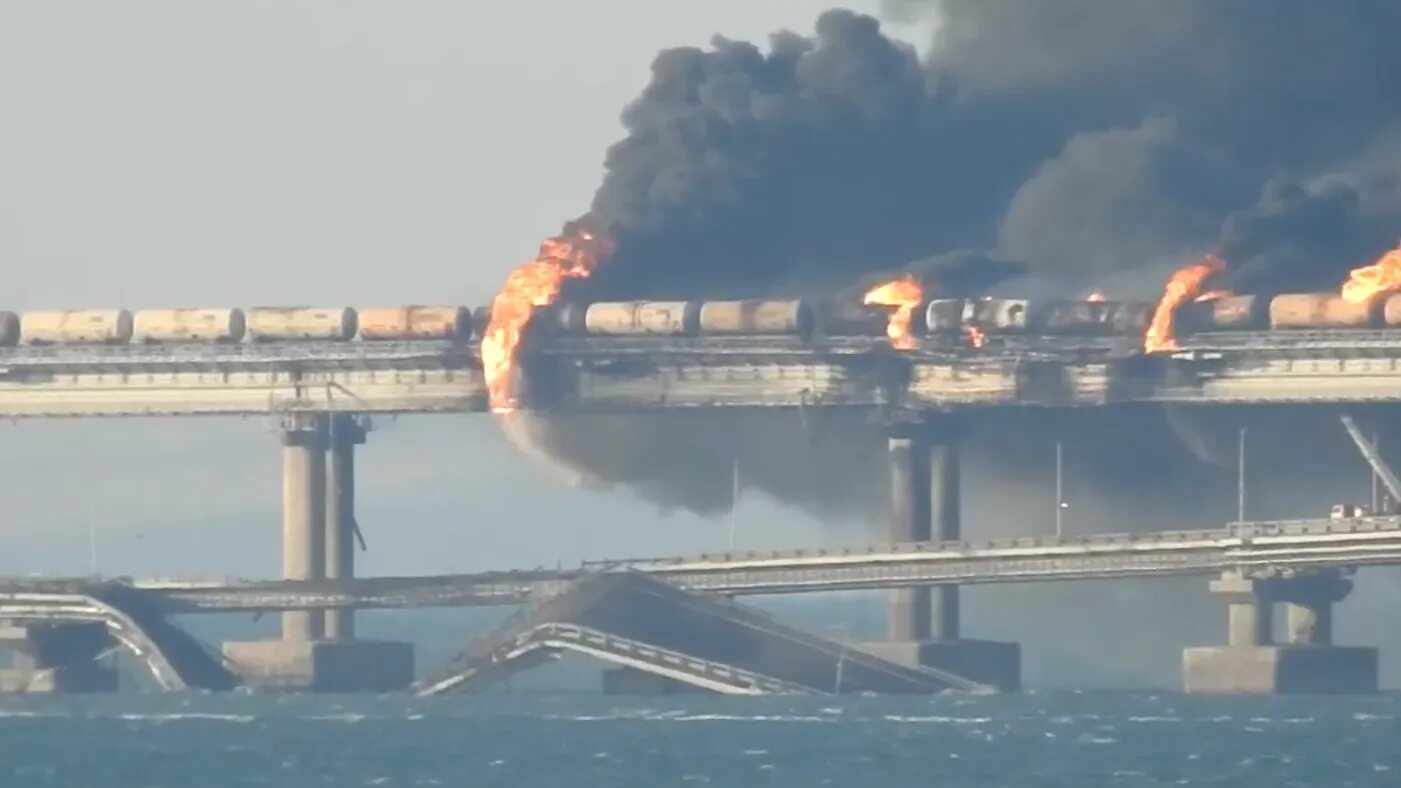 Взрывы во львове. Возгорание моста. Взорвут ли. Форсаж взрывы машин. Горящие цистерны на крымском мосту.