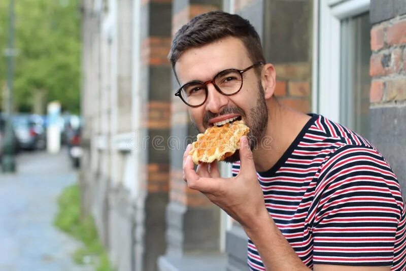 Вафли кушаю. Парень вафля. Ест вафли. Человек ест вафли. Парень ест вафли.