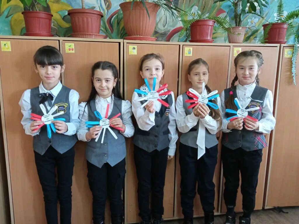 Директор гимназии 2. Линейка посвященная началу 3 четверти. Линейка посвященная началу 3 четверти. Торжественная городская линейка школы. Гимназия.