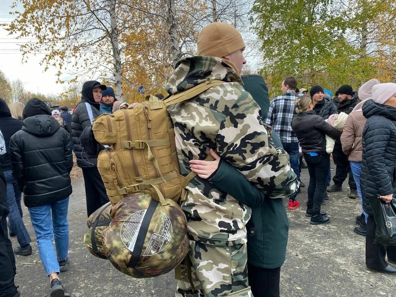 Очереди мобилизованных. Очереди мобилизации. мобилизация в нижневартовске. очередь в военторг. призыв на частичную мобилизацию.