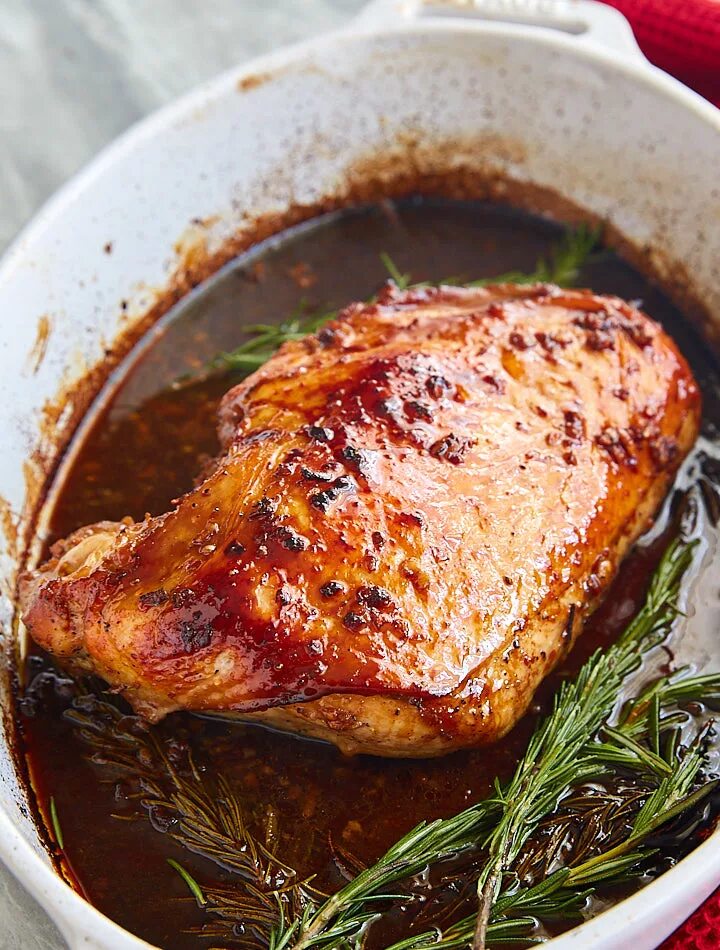 Как вкусно замариновать индейку. Замариновать индейку в соевом соусе. Как вкусно замариновать индейку. Грудка индейки капчоны. Маринад для индейки в духовке.