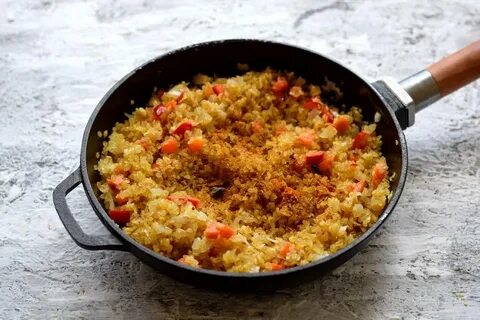 Курица с булгуром на сковороде