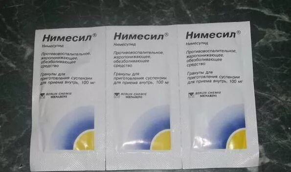 Какие препараты от температуры можно. Нимесил порошок для гриппа. лекарство от температуры взрослым. порошок для снижения температуры. жаропонижающие препараты порошковые.