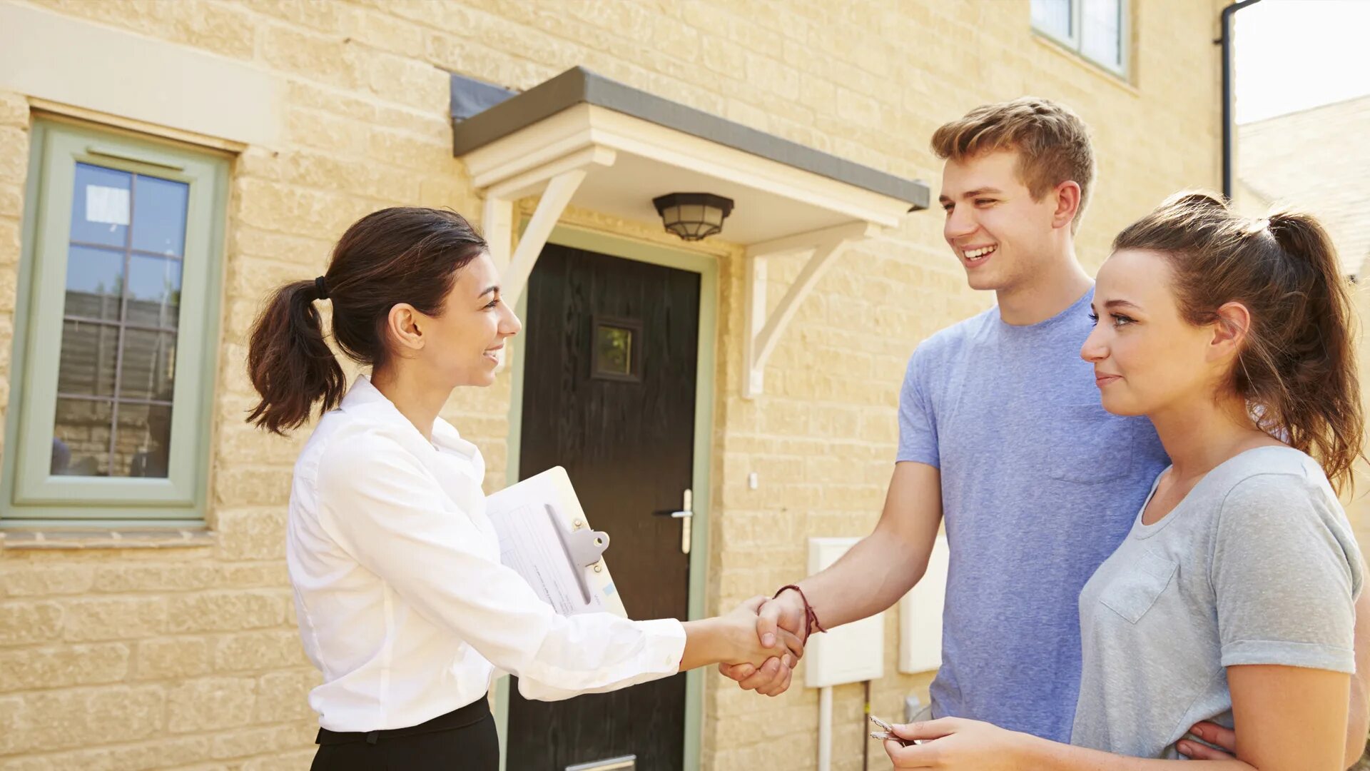 Покупатель автомобиля. Фотосессия в квартире. Молодые семьи. We buy a new. We buy a new.