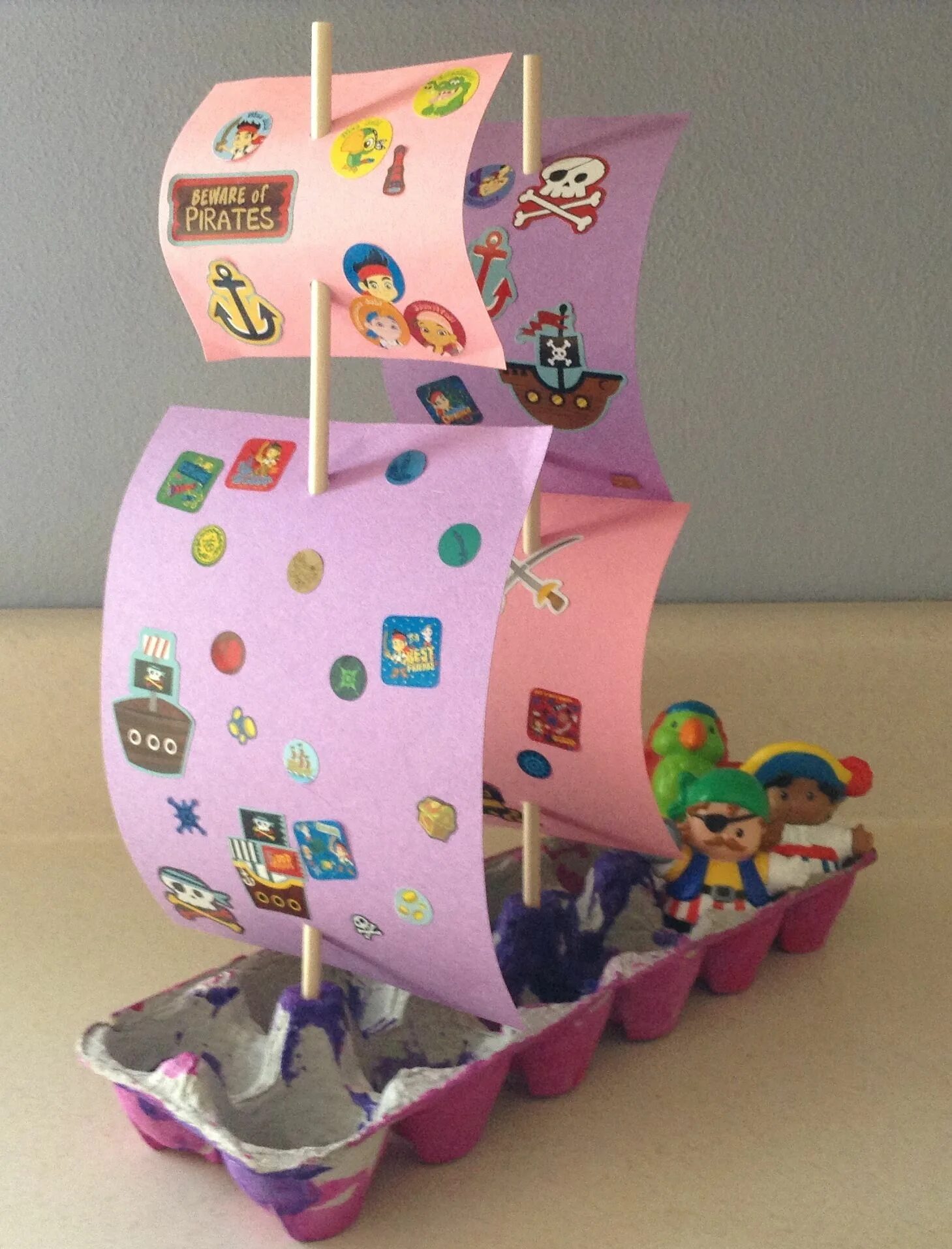 Корабль в детском саду своими руками. Поделка кораблик. Поделка корабль. Корабль из картона. Корабль из бросового материала.