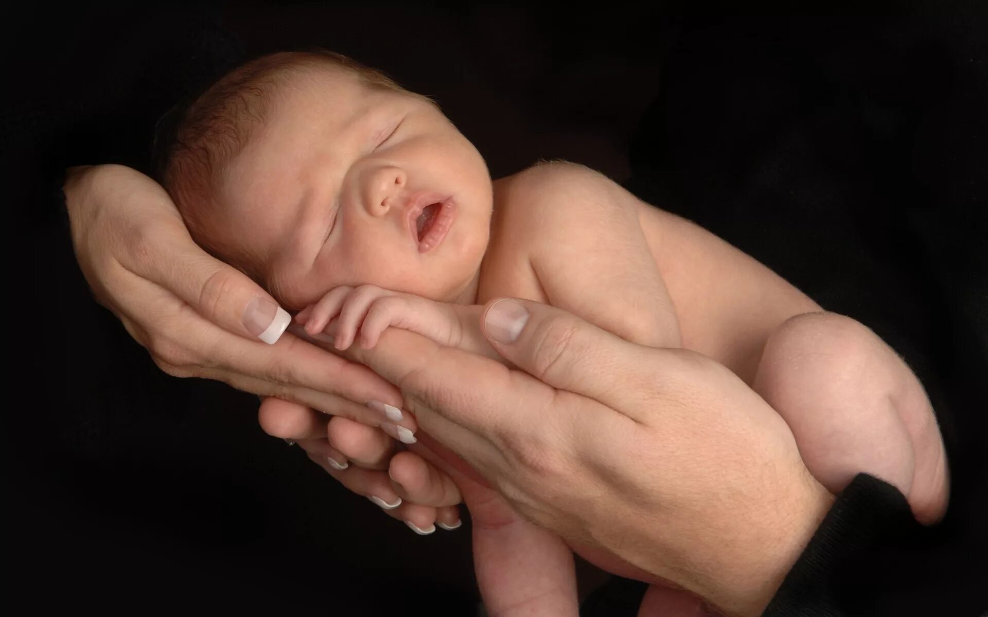Ребенок на руках. Младенец на руках. Рука новорожденного ребенка. Новорожденный малыш на руках. Как рождаются новые души