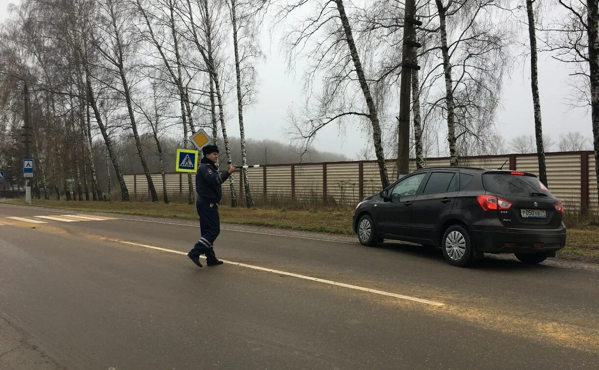 Полиция Тула штрафует. Фото авто пропускает пешехода.