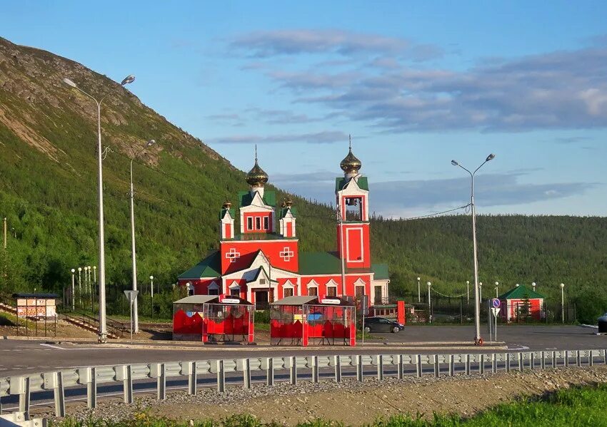 Церковь Спаса Нерукотворного образа Кировск. Церковь в Кировске Мурманской. Кировск Мурманская область Мончегорск.