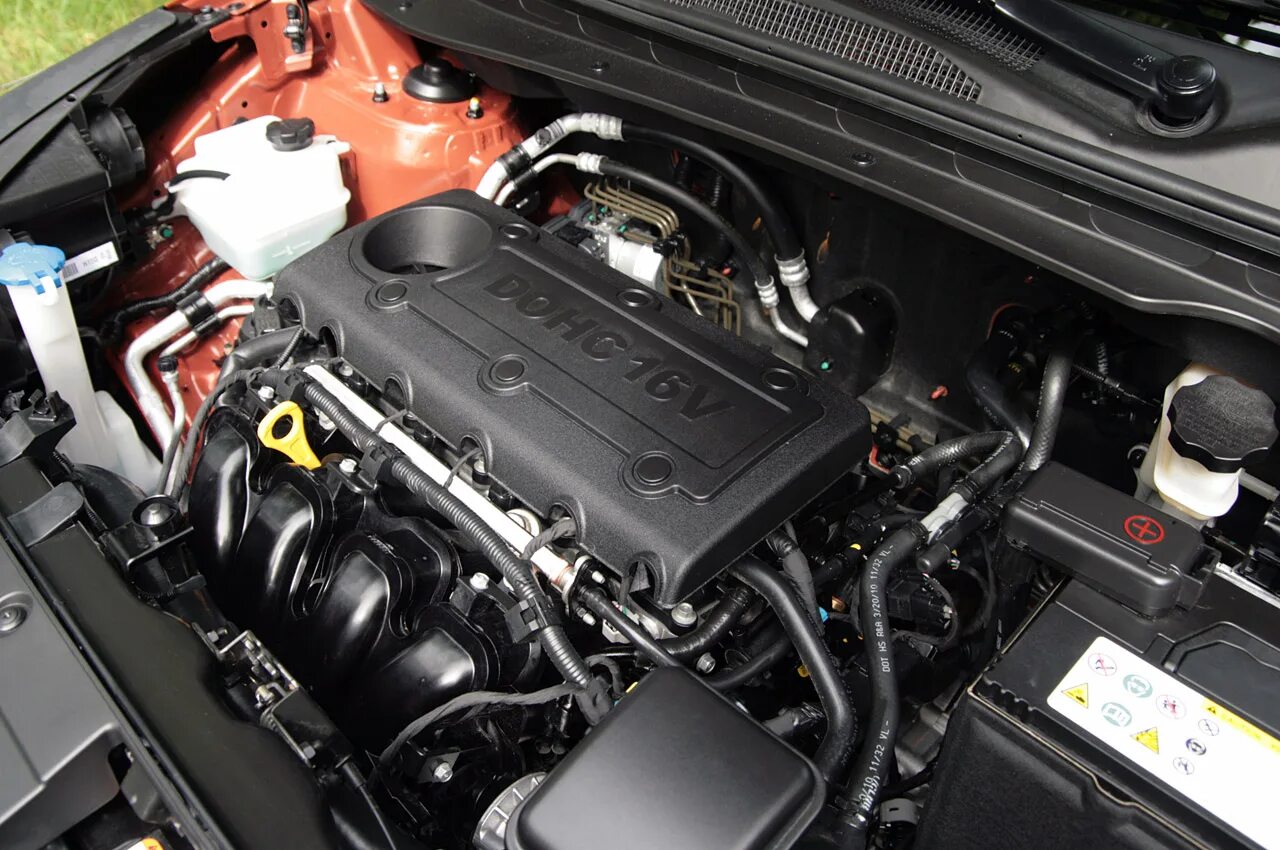 Двигатели киа соренто 1 поколения. Мотор Kia Sportage 2.0. Двигатель Киа Спортейдж 3. Kia Sportage 2014 двигатель. Kia Sportage 2014 под капотом.