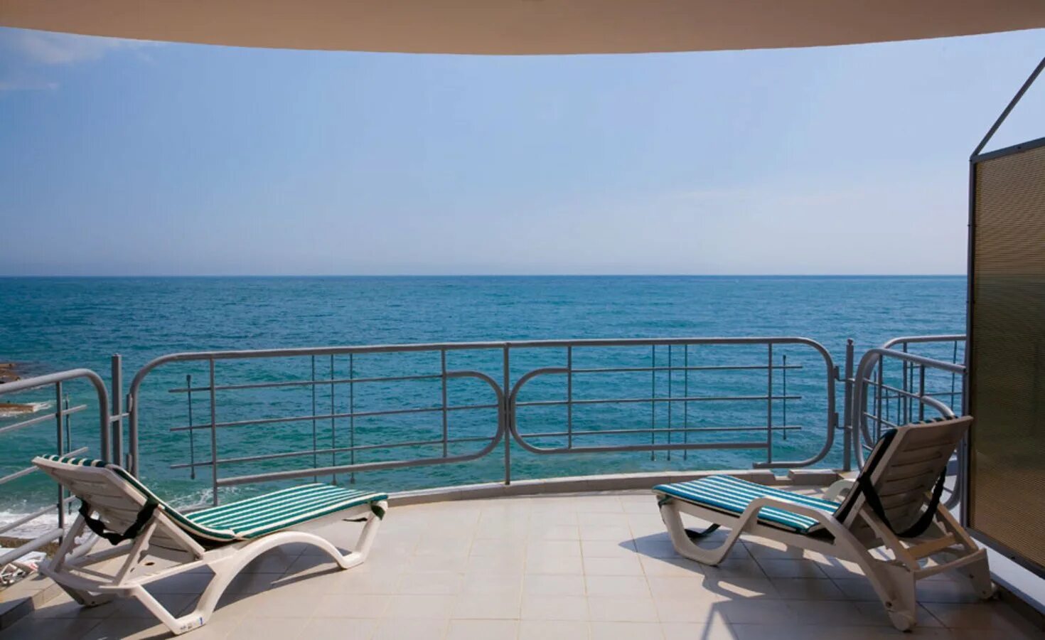 Снять эллинг на море. Лоо эллинги у моря. Эллинг черное море. Крым береговое феодосия эллинги 1 береговая линия. Орджоникидзе эллинги у моря.