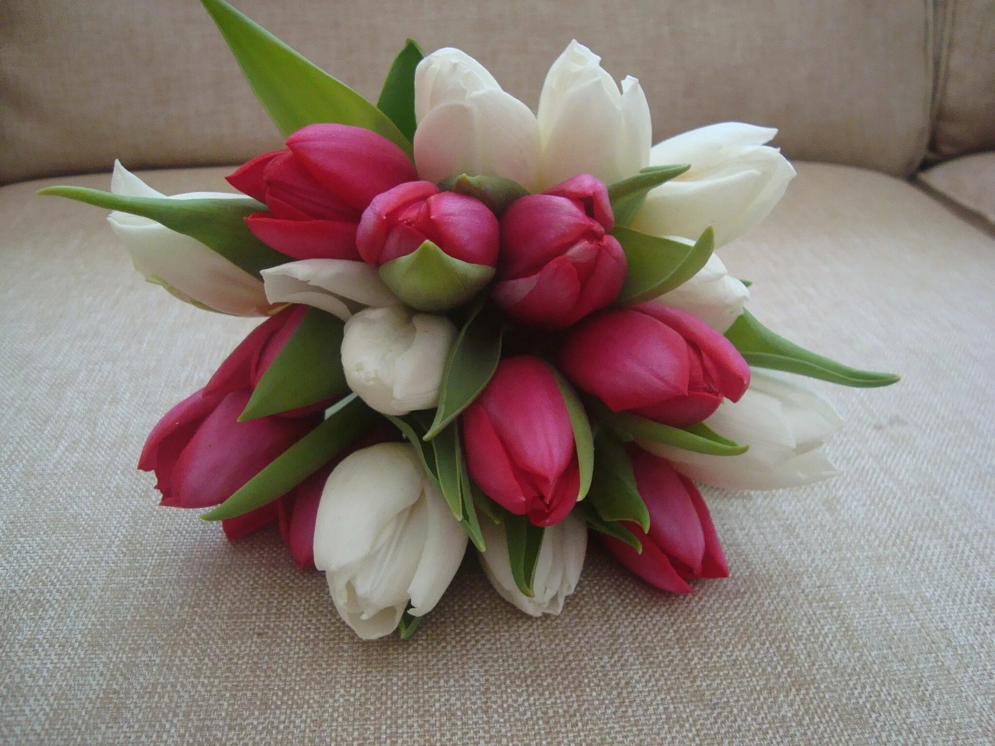 Фото тюльпанов в букете дома. Монобукет - тюльпаны. Букеты тюльпанов реальное. Необычный букет тюльпанов. Красивые букеты из тюльпанов.