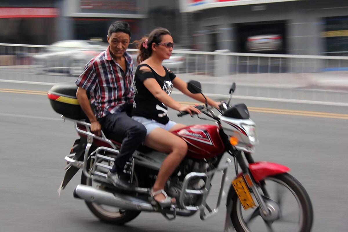 Women riding men. Человек на мотоцикле. Motorcycle riding. Байкер Азиат. Bothan мотоцикл.