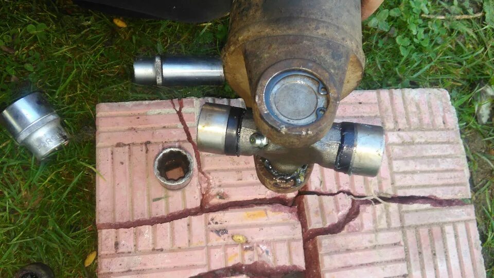 Крестовина meyle 3142611104 meyle. Крестовины карданного вала актион нью. Крестовина карданного вала шлицевая. Люфт кардана осевой. Люфт крестовины карданного.