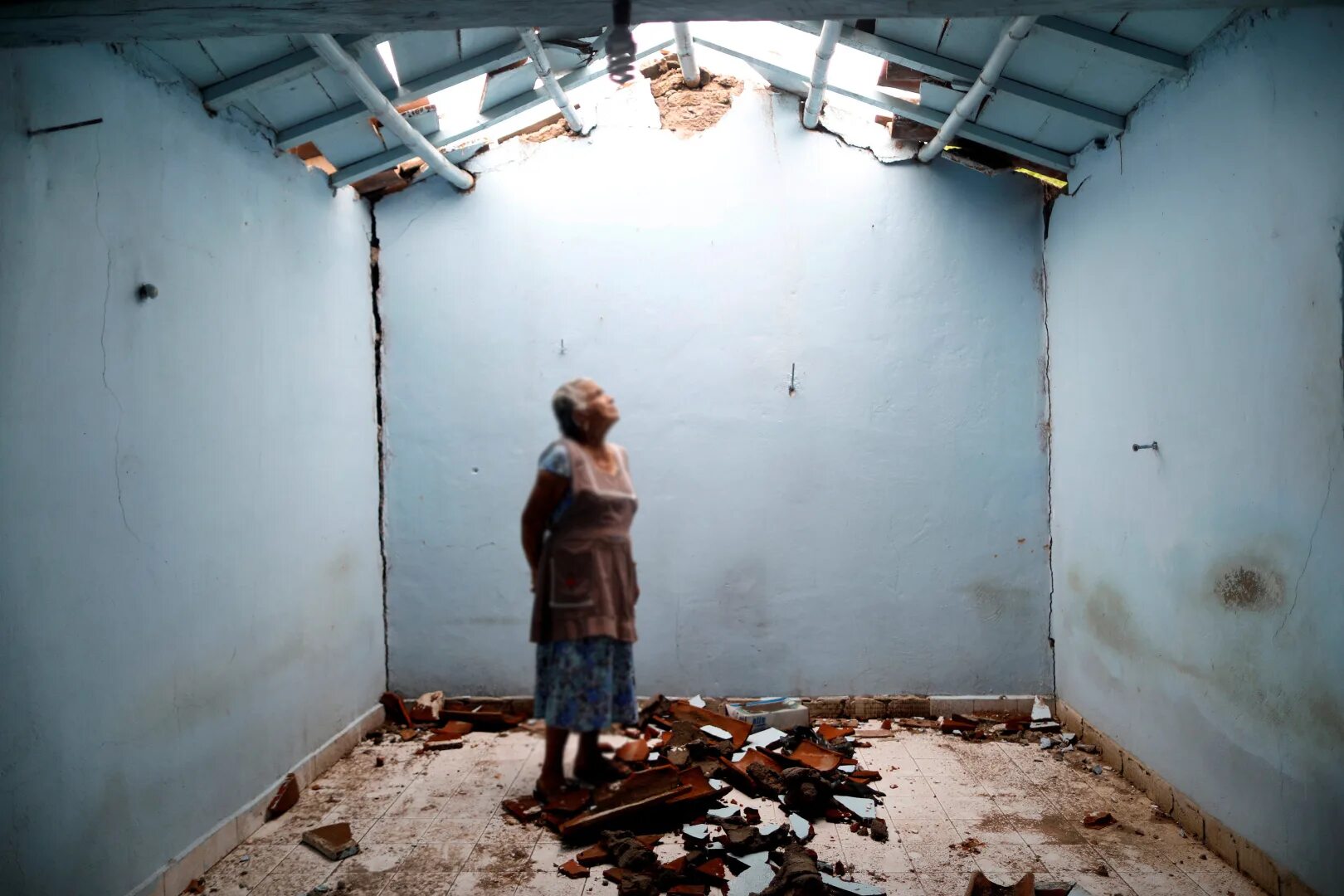 Фото людей без дома. Землетрясение внутри дома. люди которые потеряли дом. фото без людей дома.
