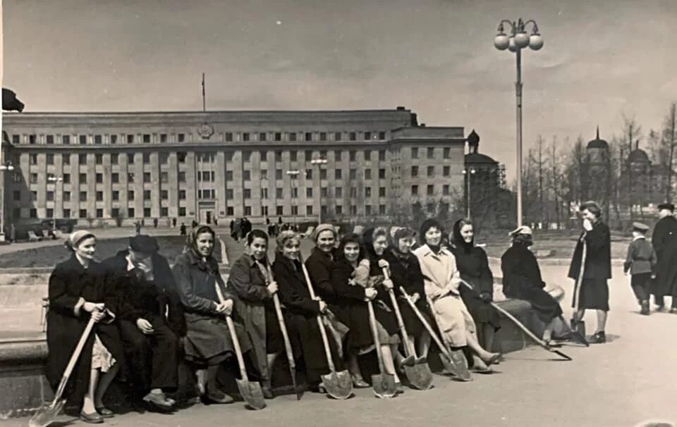 Движение вспять это общественный. Площадь Кирова 1960. Сквер Кирова Иркутск. Иркутск сквер Кирова 80е годы. Иркутск 1960 годы.