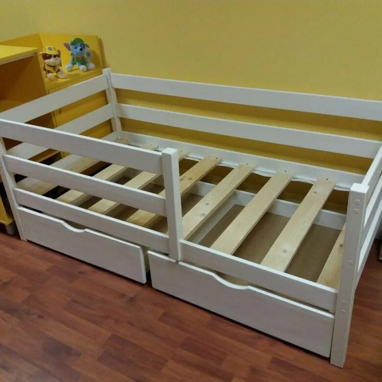 Детская кроватка из массива. Детская кровать из массива березы. Кровать массив с бортиками. Кровать подростковая деревянная. Детская кровать из массива березы.