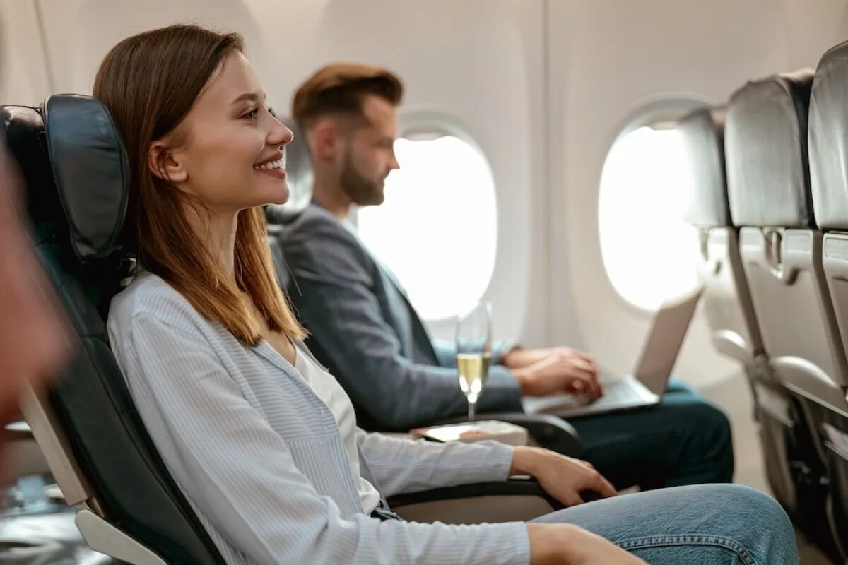 Самолет с пассажиром. Самолет внутри. Место у прохода в самолете. Airline passengers. Сало и самолёт.