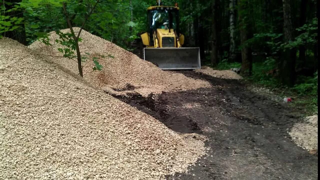 Засыпать дорогу щебнем. ПГС отсыпка дорог. Расклинцовка щебня. Гравий подсыпка. Засыпка щебнем.