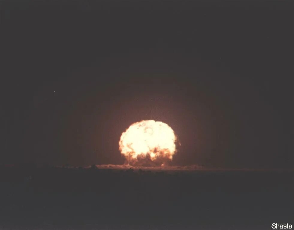 Вспышка ядерного взрыва. Ядерный взрыв на Луне. Взрыв в виде шара. Байконур ядерные испытания. Атомный взрыв в замедленной съемке.