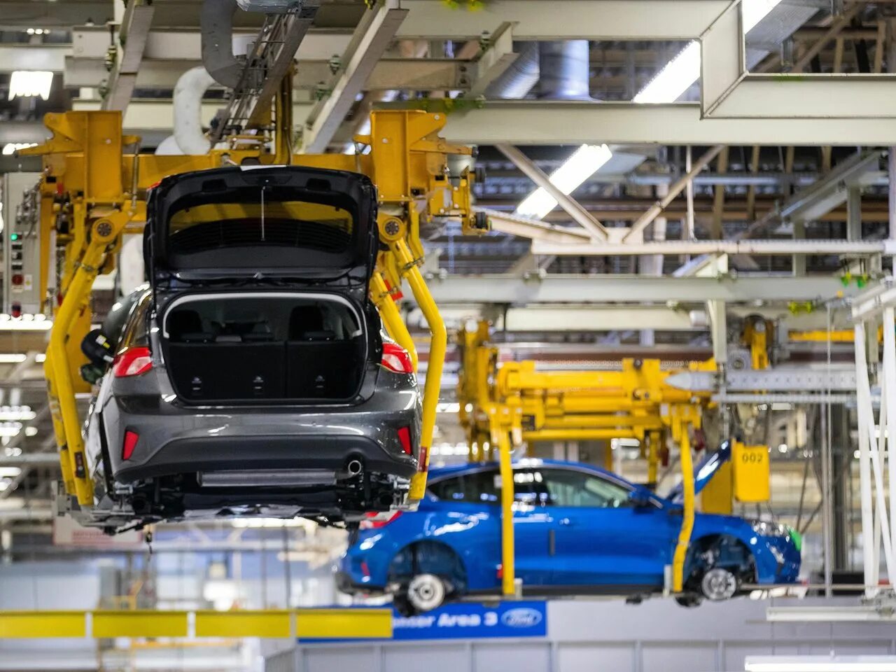 Автодилеры. Автомобили в автосалоне. Покупатель авто. Предприятие реализует автомобиль. Ттм центр завод автофургонов рязань.