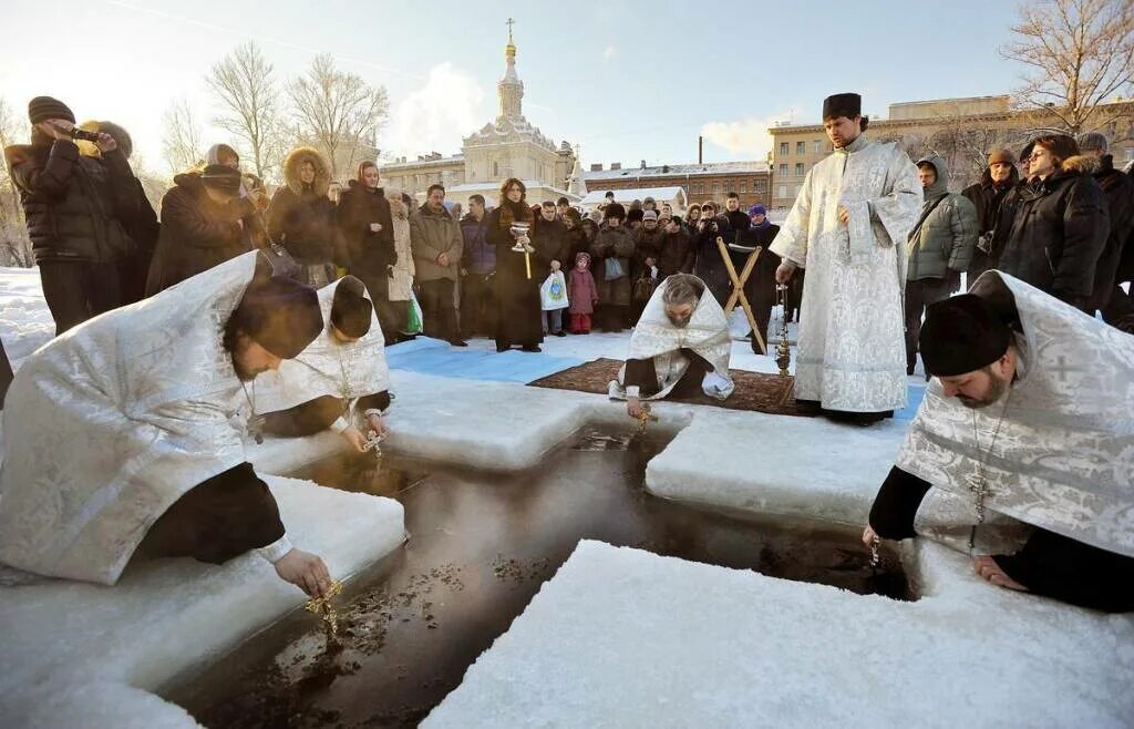 С Крещением Господним 19 января. Крещение Господне праздник прорубь. Празднование крещения. С Крещением 2022. 19 января нельзя