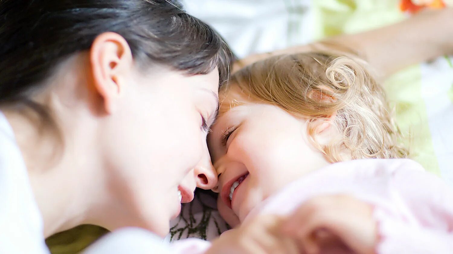 Мама и малыш нежность. Нежно русскую маму. Нежно русскую маму. Обнимает ребенка. Доченьке от мамы.