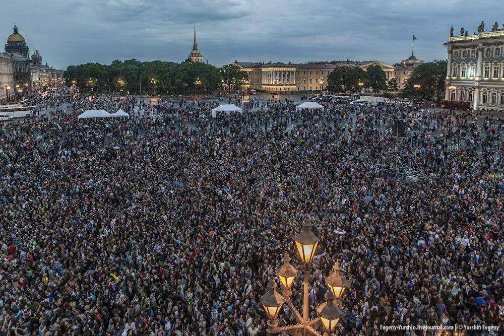 Сколько людей в спб 2024. Народ на площади. Толпы народа в Питере. Население Питера. Много людей СПБ.