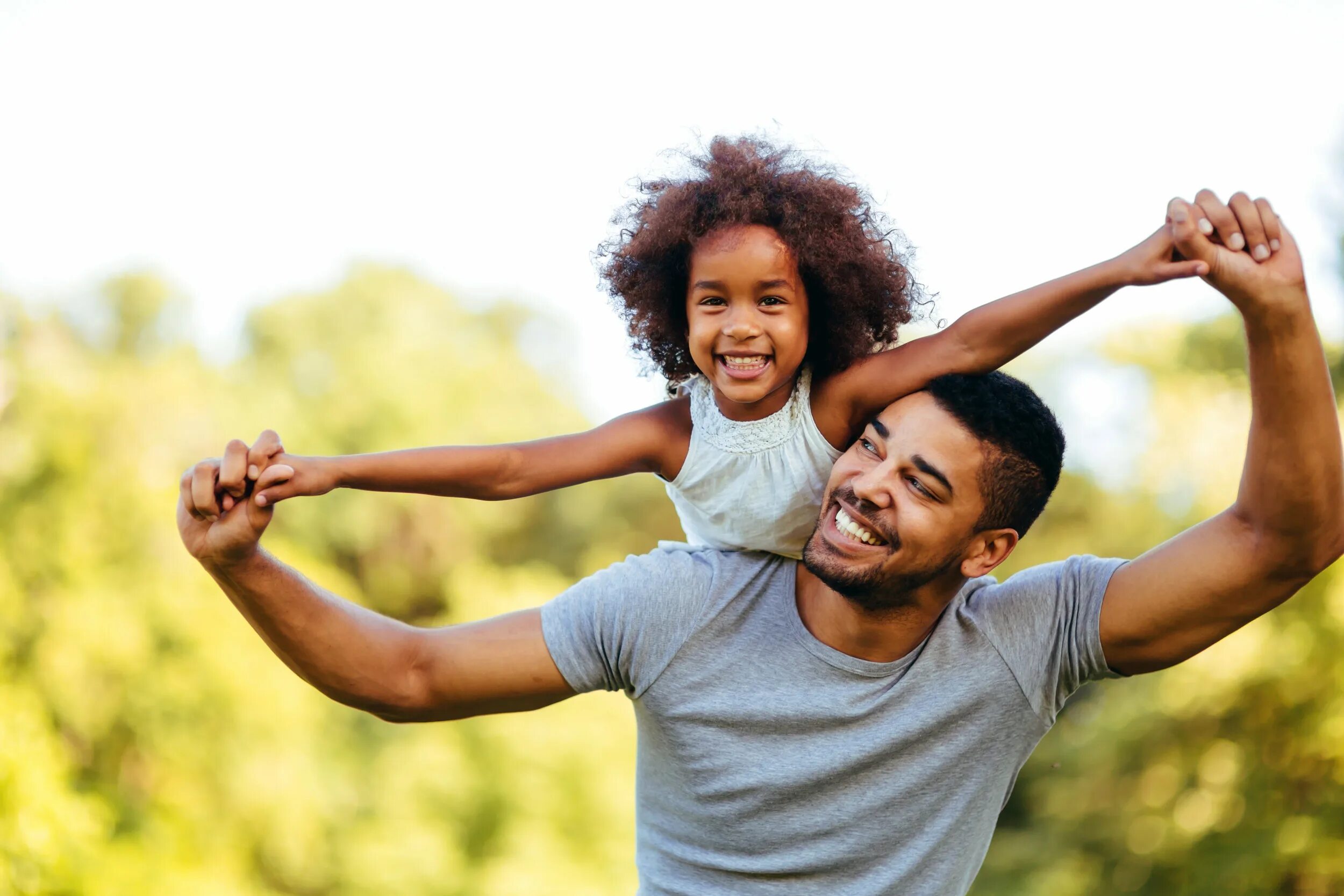 My father enjoys listen. Счастливый ребенок. радостные люди фото. father and child. happy black.
